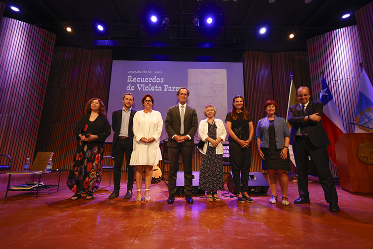 Emotivo lanzamiento de Recuerdos de Violeta Parra en el Campus Oriente UC